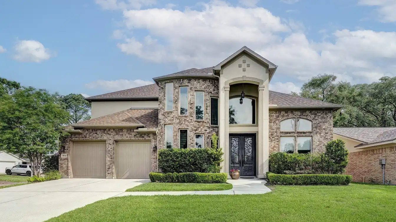 Stunning Home in the Desirable Neighborhood of Nottingham West