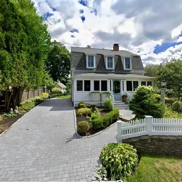 COASTAL CHARM AND MODERN ELEGANCE IN AN UNBEATABLE LOCATION