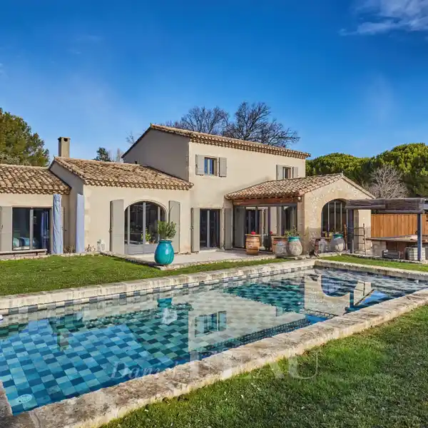 PEACEFUL RETREAT WITH POOL AND SUMMER KITCHEN