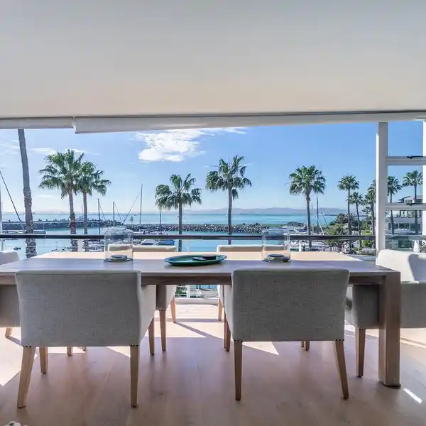 LUXURIOUS LIVING OVERLOOKING A PRIVATE MARINA