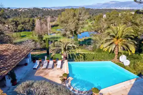 Unique Property Overlooking a Renowned Golf Course
