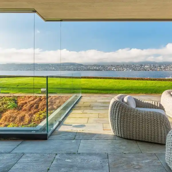 PRIVATE SANCTUARY ON THE LAKE: TOP-CLASS GARDEN FLAT WITH BOAT MOORING