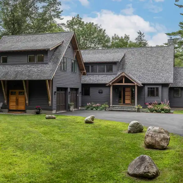 STUNNING COUNTRY AND LAKESIDE LIVING