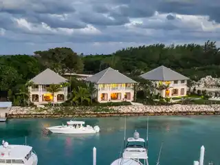 Turn-key Coral Cottage Residence Located in Legendary Harbour Island