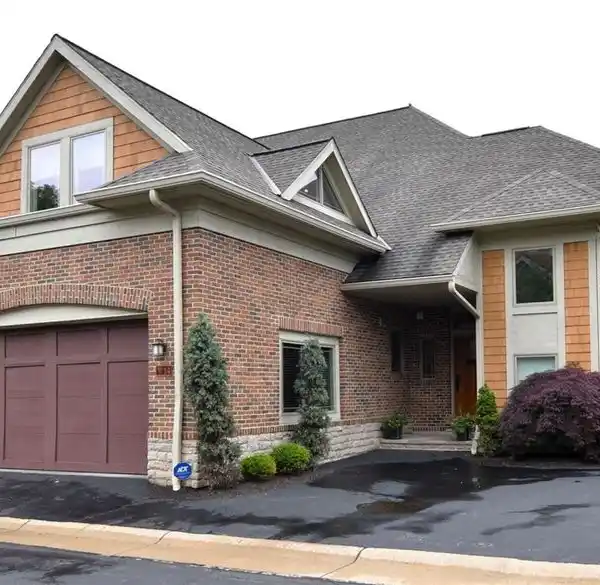 SPACIOUS ARTS AND CRAFTS TOWNHOME
