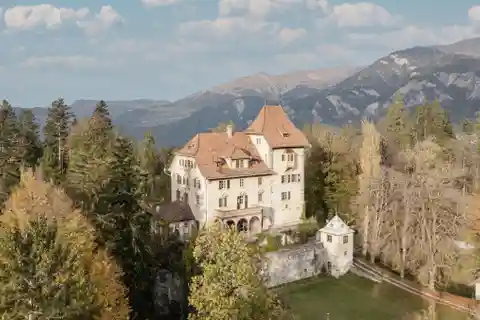 Beautiful Castle »tagstein« in Graubünden
