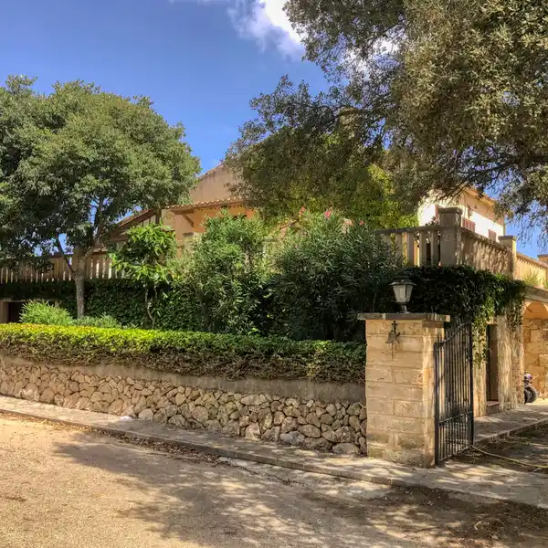 HISTORIC FINCA WITH POOL AND TENNIS COURT, WELL LOCATED NEAR THE COAST OF LLORENCINA.