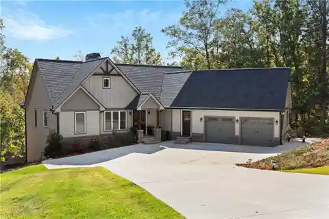 Stunning Luxury Waterfront Haven