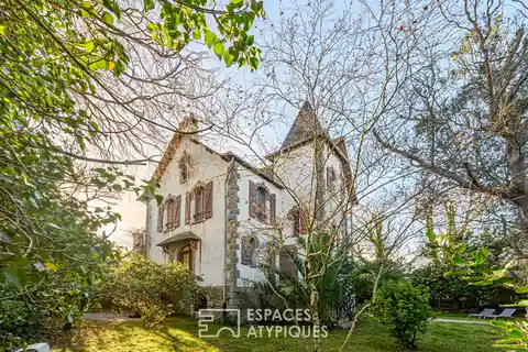 1909 Seaside Charmer with Expansive Garden
