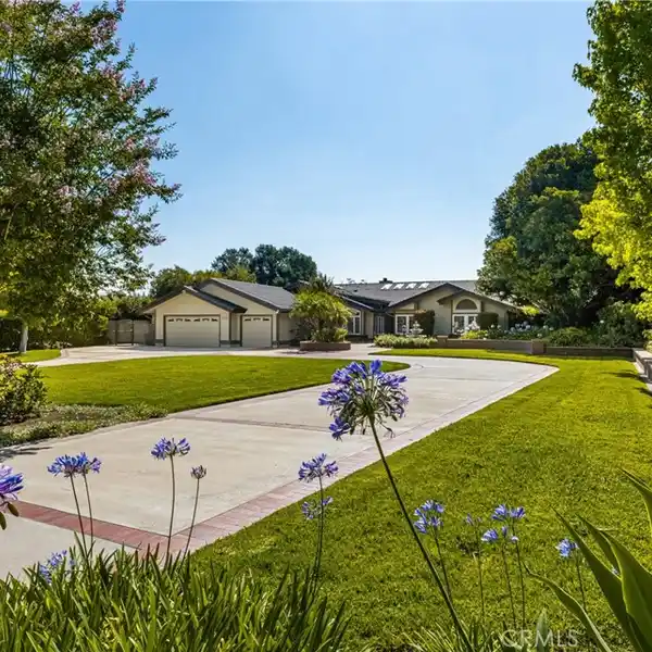 SOUGHT-AFTER SINGLE-STORY ESTATE IN ORANGE PARK ACRES
