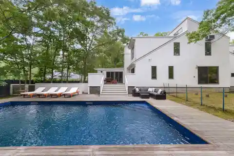 Striking Colonial Retreat for Rent