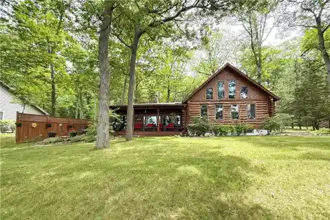 Lakefront Log Cabin Retreat