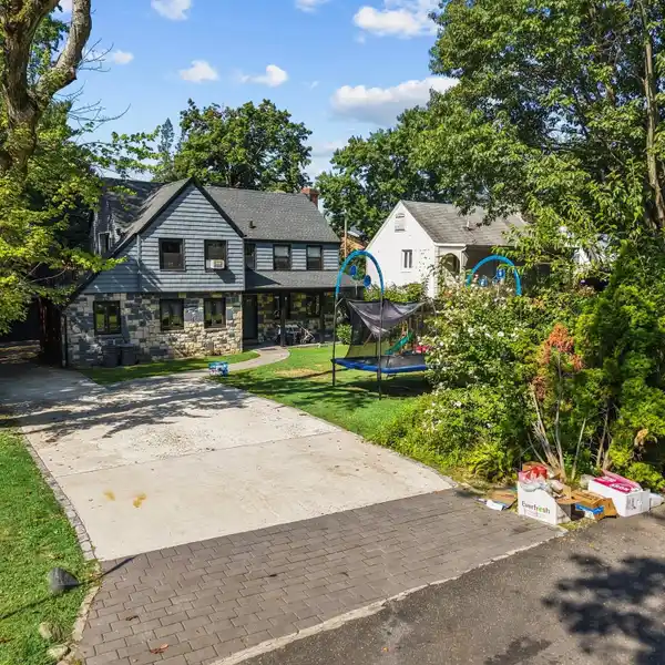 SUNLIT RESIDENCE WITH ELEGANT MODERN TOUCHES