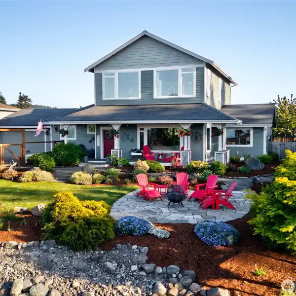 SPA-LIKE COMFORT MEETS COASTAL SERENITY