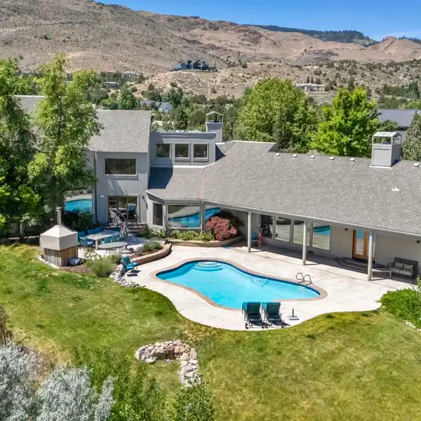 ELEGANT HILLSIDE RETREAT