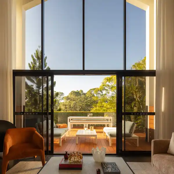 STRIKING LUXURY RESIDENCE