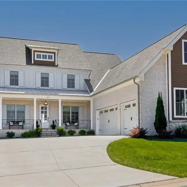 REFINED LIVING IN THE OAKS IN BROOKBERRY FARM