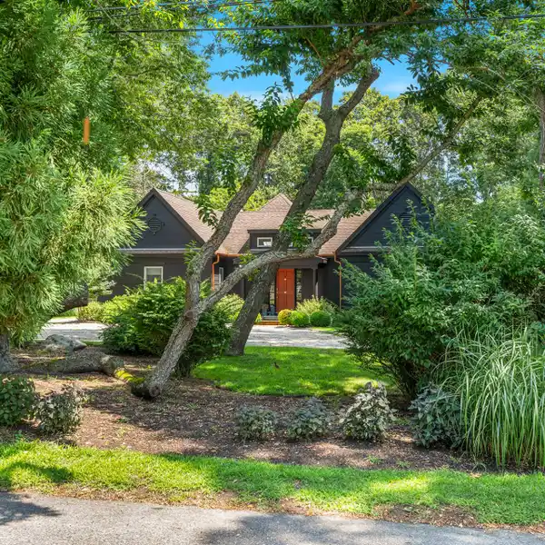 CUSTOM TRANSITIONAL STYLE HOME EXUDING MODERN ELEGANCE