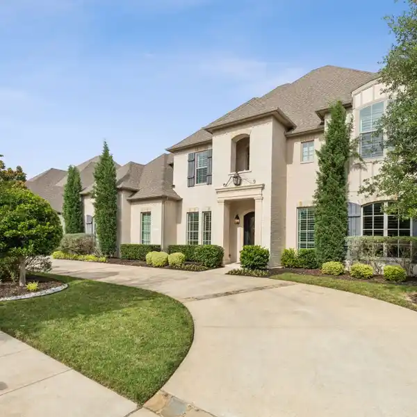 SOPHISTICATED SOUTHLAKE LIVING WITH SPARKLING POOL