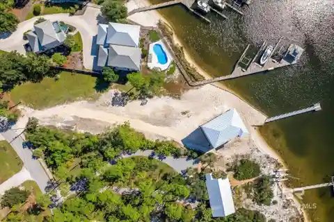 Remarkable Property Located on Cotton Bayou