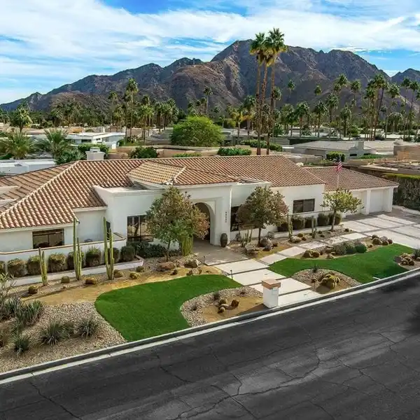 BEAUTIFULLY UPDATED HOME IN THE HEART OF INDIAN WELLS