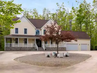 Tranquil Living Close to Town