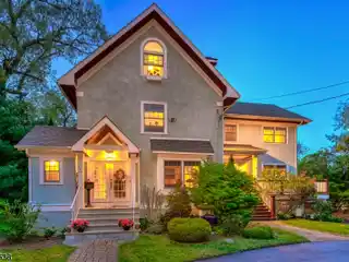 Lakefront Living at Its Best