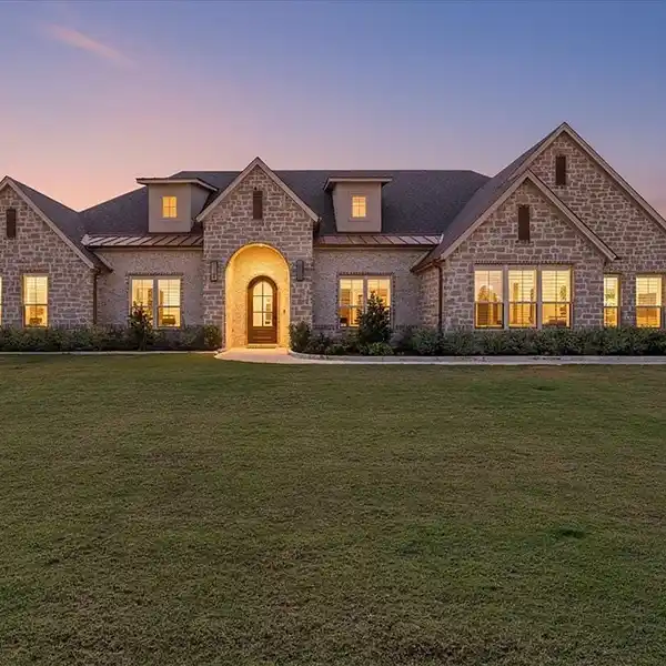 GORGEOUS SHOWPIECE WITH EXPANSIVE ACREAGE