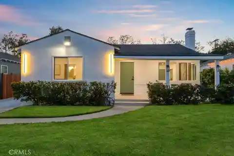 Beautifully Renovated Residence in a Vibrant Neighborhood