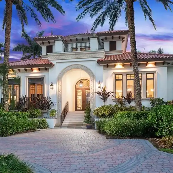 UNMATCHED LOCATION IN THE HEART OF OLD NAPLES