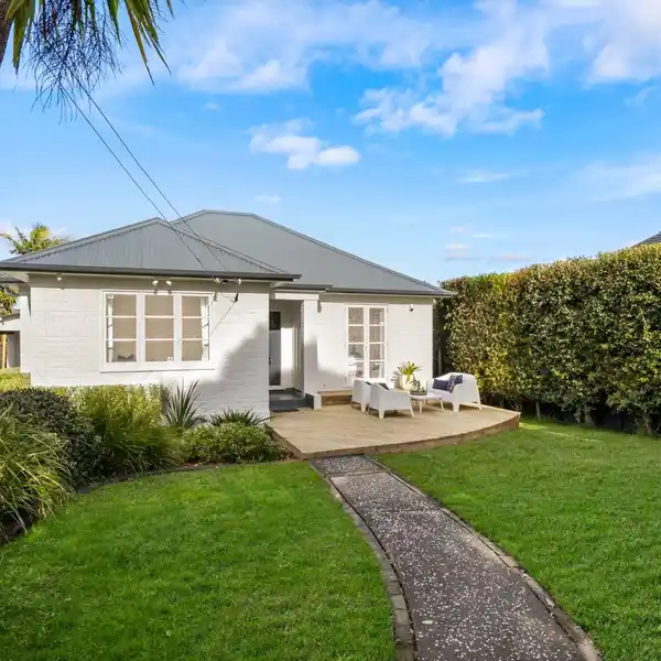 MOVE-IN READY AND MODERNISED 1920S BRICK BUNGALOW