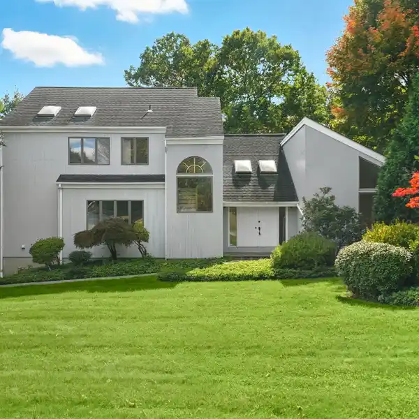 STUNNING CONTEMPORARY HOME WITH VIEWS