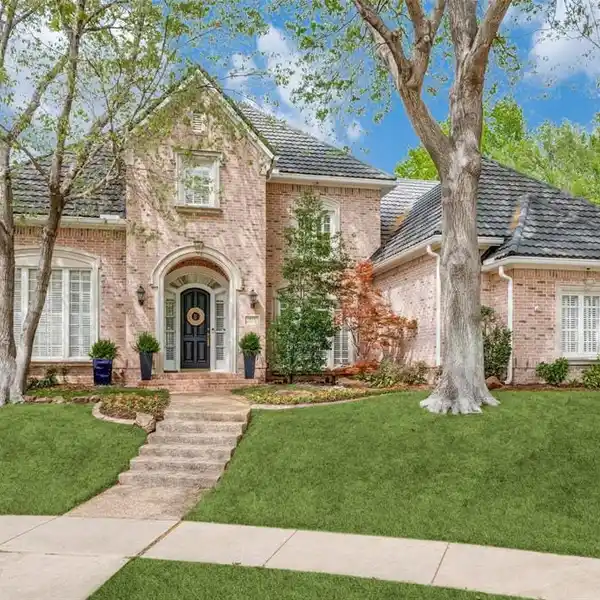 LUXURY LIVING ON A TRANQUIL CUL-DE-SAC