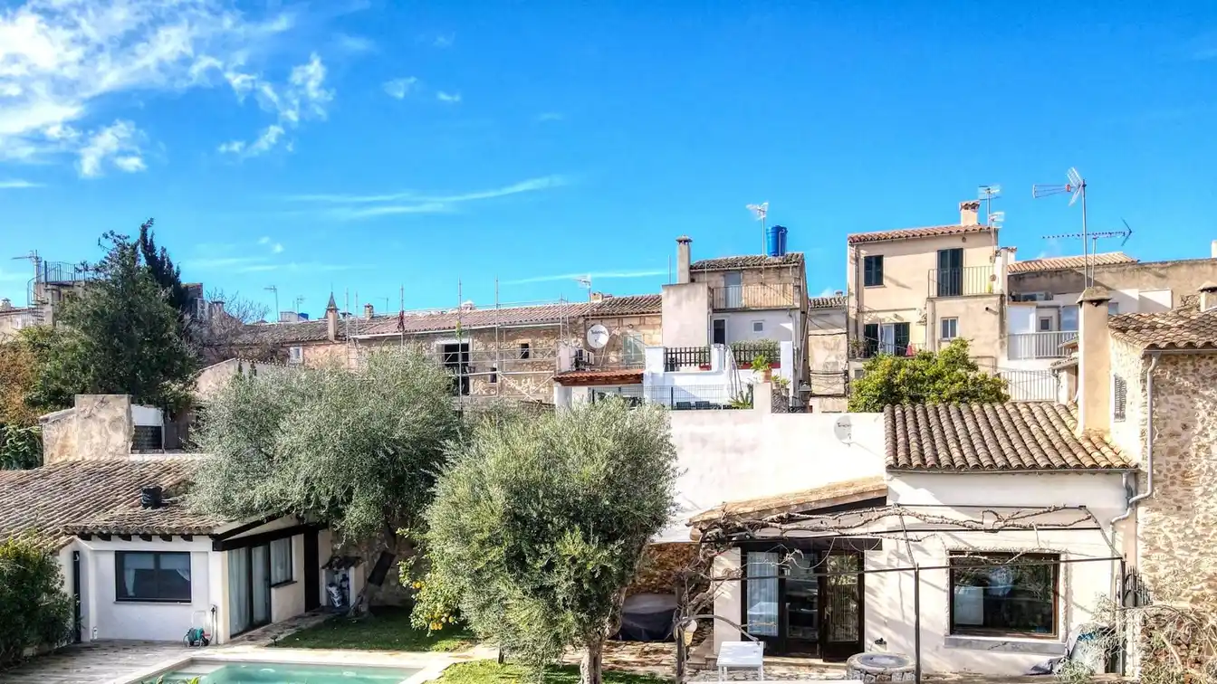 Beautiful Townhouse with a Pool and a Guest House