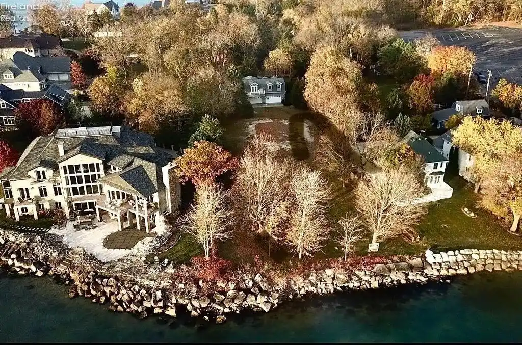 Lake Erie Waterfront in a Unique Private Community