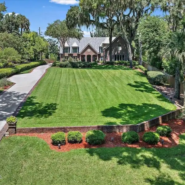 ICONIC RIVERFRONT ESTATE