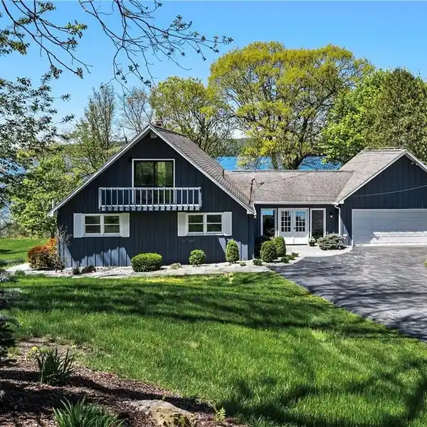 CHIC YEAR-ROUND ESCAPE WITH 115' LAKEFRONT