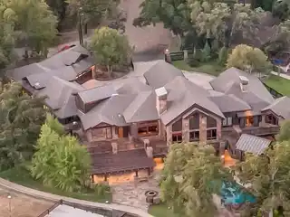 Resort-style Waterfront Lodge at Cedar Creek Lake
