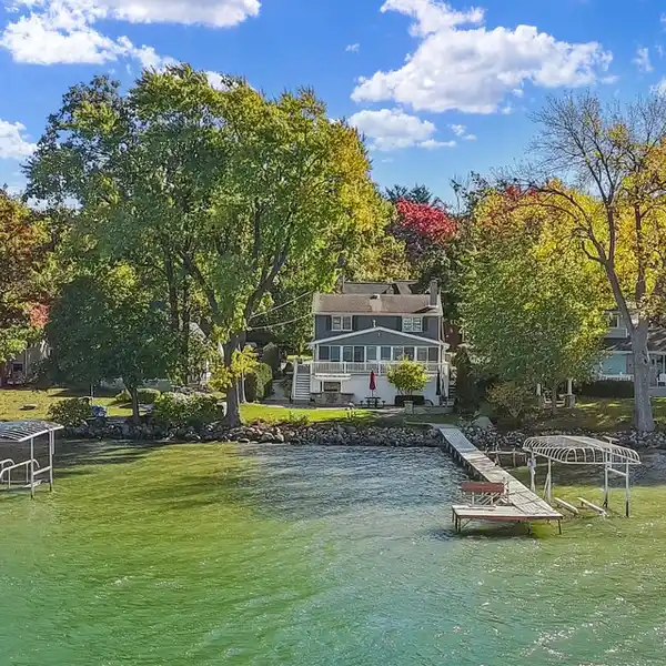 LAKEFRONT ELEGANCE WITH DESIGNER OUTDOOR LIVIN
