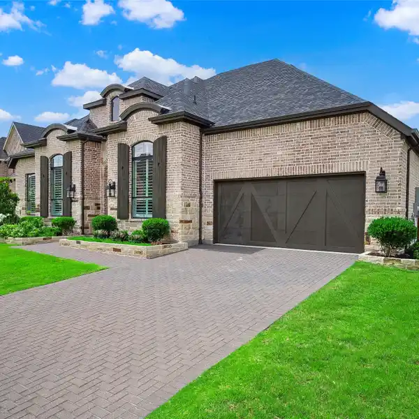 BEAUTIFUL SINGLE-STORY POOL HOME IN MUSTANG LAKES