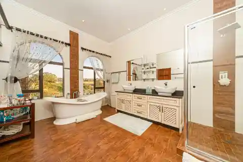 Luxurious Family Home with Flatlet in Eagle Canyon Golf Estate