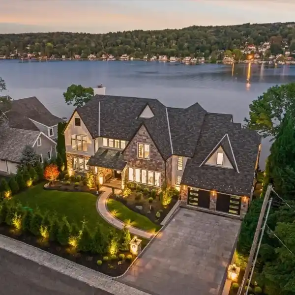MODERN LUXURY LAKEHOUSE
