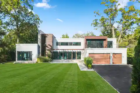 Extraordinary Contemporary Home in Prestigious Orienta Point