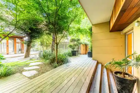 Exceptional Garden-level Dual-aspect Apartment