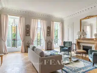 Bright and Peaceful Apartment Overlooking Gardens