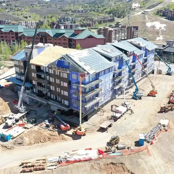 TOP-FLOOR CORNER RESIDENCE AT THE AMBLE