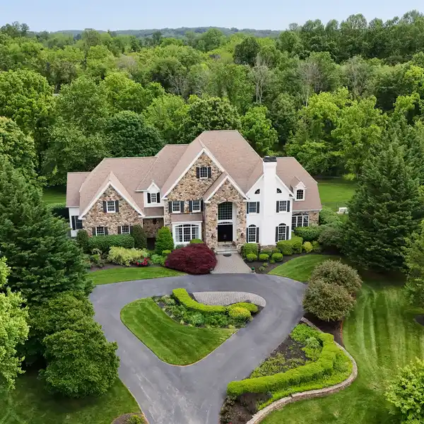 STATELY RESIDENCE IN A COVETED NEIGHBORHOOD