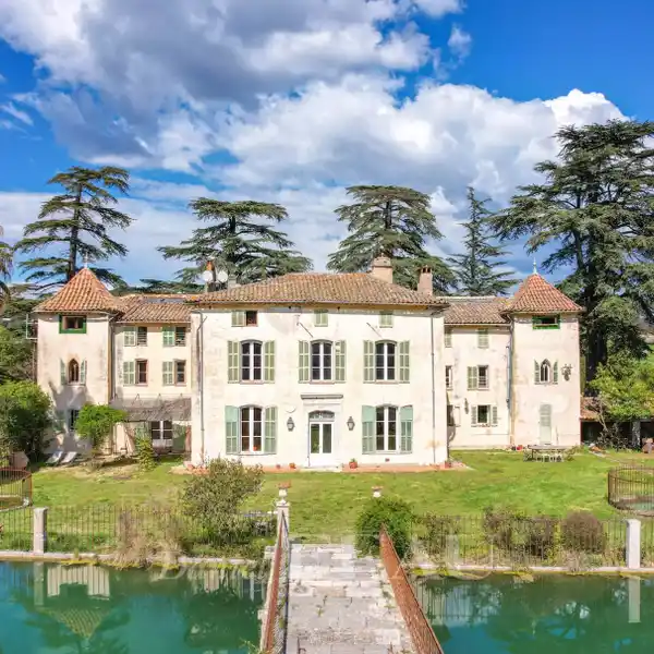 MAGNIFICENT 18TH CENTURY CHâTEAU