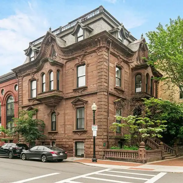 STYLISH CONDO OVERLOOKING WORCESTER SQUARE