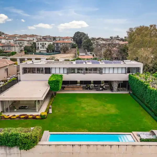 A REFINED MASTERPIECE OF CONTEMPORARY DESIGN